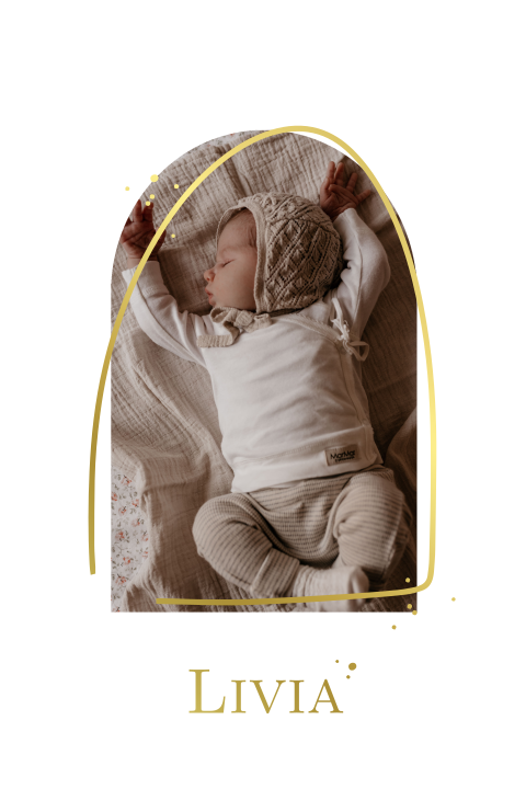 Geboortekaartje meisje met newborn foto in kerkraamvorm met goudfolie
